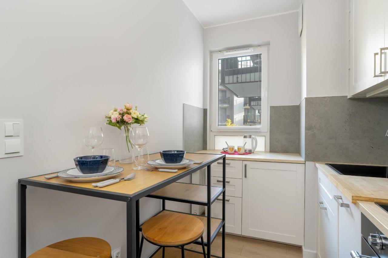 Stylish & Comfy Garbary Apartments With Parking By Noclegi Renters Poznan Exterior photo