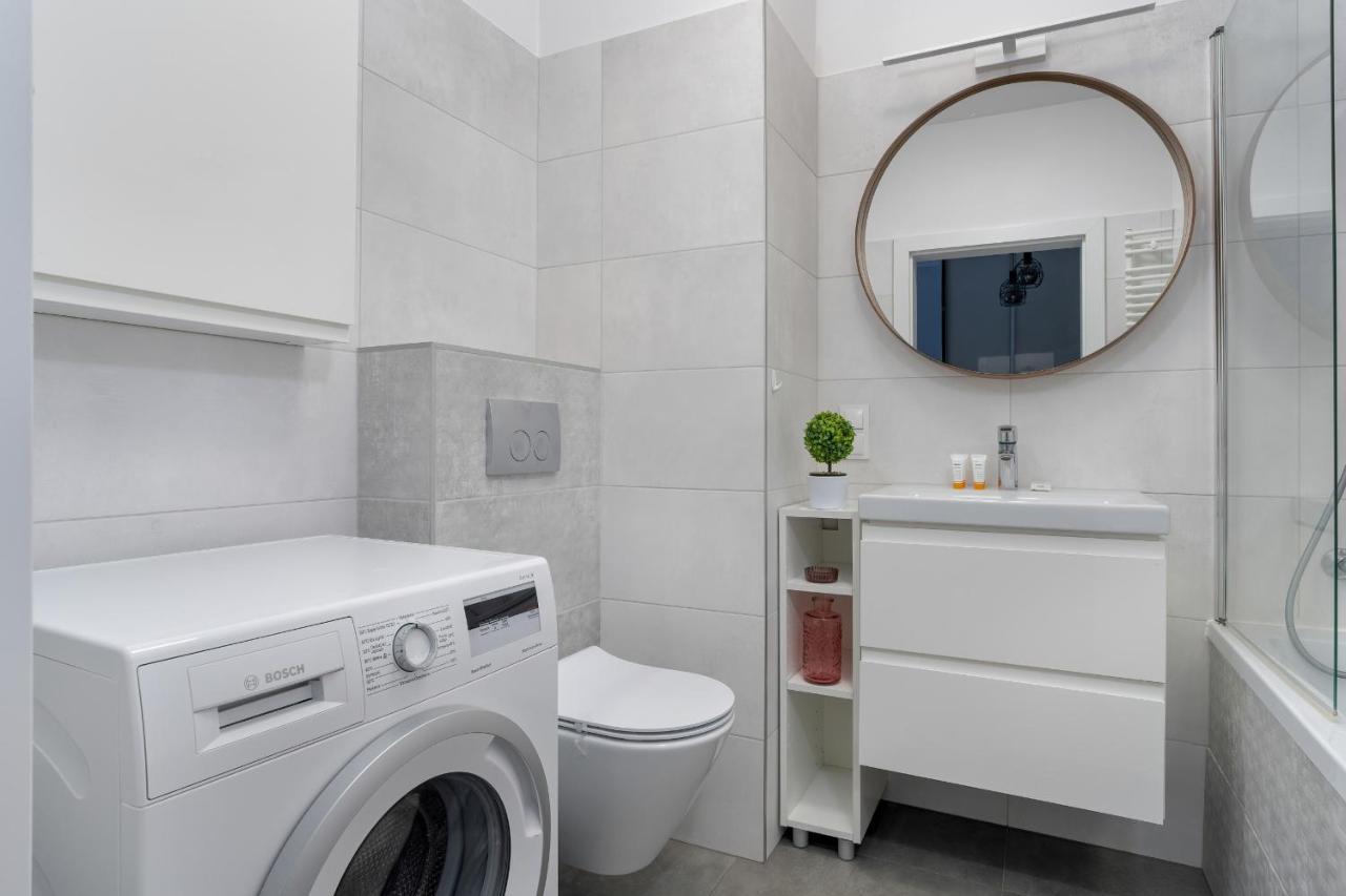 Stylish & Comfy Garbary Apartments With Parking By Noclegi Renters Poznan Exterior photo
