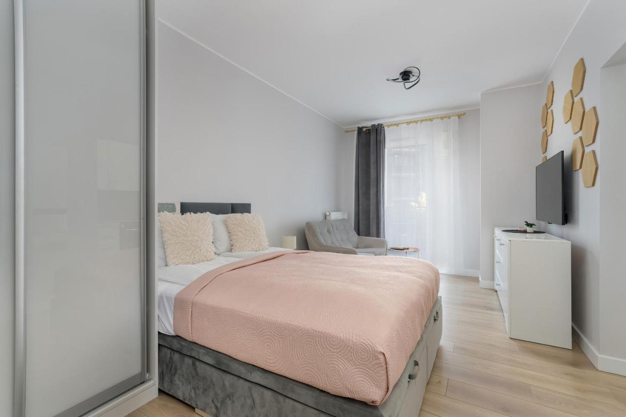 Stylish & Comfy Garbary Apartments With Parking By Noclegi Renters Poznan Exterior photo
