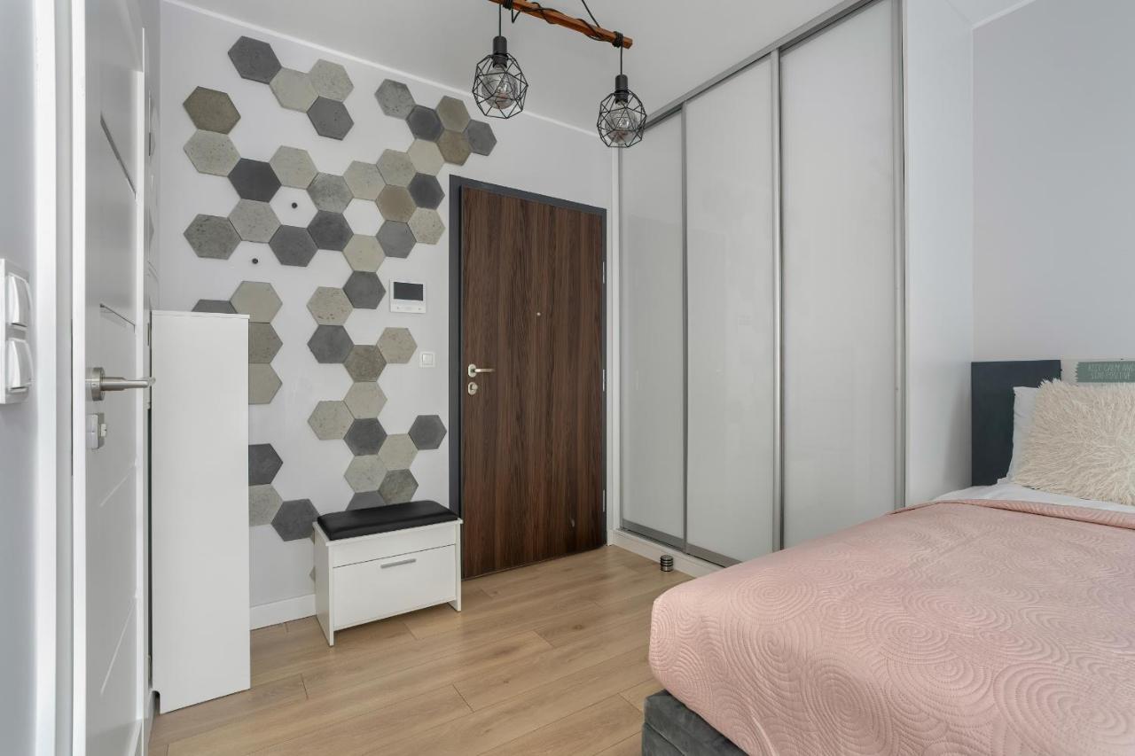 Stylish & Comfy Garbary Apartments With Parking By Noclegi Renters Poznan Exterior photo